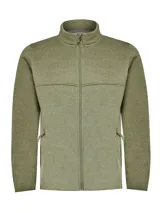 Campera polar verde con cierre frontal completo, cuello alto y bolsillos laterales con cierre. Confeccionada con poliéster reciclado con tejido exterior jaspeado tipo sweater e interior de micropolar.