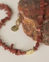 Collar regulable de bronce macizo con cuentas de piedra natural de cuarzo lima y jaspe rojo, y un dije central de labradorita.