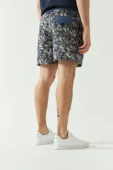 Short de baño estampado con cintura elástica ajustable con cordón, dos bolsillos laterales y uno trasero. Confeccionado en tela ligera de secado rápido y logo bordado.