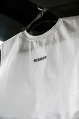 Musculosa blanca de algodón elastizado con logo estampado en el frente.