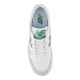 Championes New Balance BB480 de cuero blanco con detalles en verde y suela de goma color caramelo.