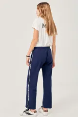 Pantalón deportivo negro con cintura elastizada y cordón de ajuste. Presenta bolsillos laterales y una franja blanca a lo largo de la pierna.