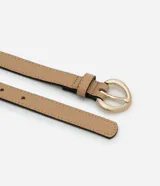 Set de tres cinturones finos de cuero sintético con hebilla redonda dorada: uno color beige, uno color blanco y uno color negro.