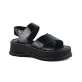 Sandalias negras de plataforma con dos tiras anchas, una de charol y otra con textura tipo cocodrilo.