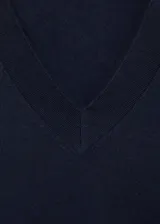 Jersey de punto fino color azul eléctrico, con cuello pico y mangas largas.