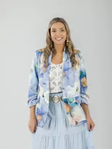 Blazer italiano con estampado floral en tonos pasteles y mangas 3/4 con frunce.