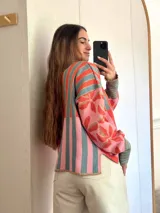 Sweater tejido con hilo de algodón y lurex, con diseño de rayas y flores, cuello redondo, mangas abullonadas y silueta oversize.