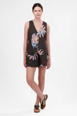 Chaleco gris con estampado de flores y tigre, con cuello en V y cierre con botones.