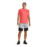 Remera celeste de Under Armour, corte clásico, mangas cortas y logo estampado en el pecho.