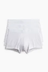 Pack de 3 calzoncillos trunk cortos blancos de punto elástico con costuras planas, cintura elástica, piernas cortas y parte delantera forrada. Confeccionados con la tecnología Lycra® Xtra Life™