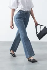 Jean elastizado de fit oxford color negro, con aplicaciones sutiles de strass distribuidas en el delantero y en la botamanga.