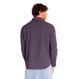 Camisa de manga larga gris oscuro, con dos bolsillos de parche con solapa abotonada en el pecho y logo de la marca en el bolsillo izquierdo.