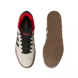Championes Adidas Busenitz Vulc II color crema con detalles en negro y rojo.