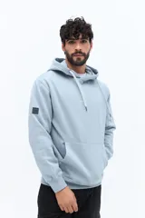 Canguro de algodón y poliéster en color negro, con capucha ajustable y puños elásticos. Presenta un diseño gráfico tipográfico en la espalda con las palabras 'Balance' y 'Landscape' en color gris claro.