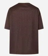 Remera marrón con diseño de damero, cuello en V con borde blanco, mangas cortas y estampado frontal con el número 98 y la palabra "Wyoming" en color celeste.