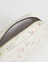 Cartuchera de PU color crema con estampado de flores, botas de cowboy y lazos. Tiene cierre con tirador metálico en forma de bota.