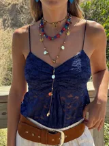 Collar corto con cuentas de coral, nácar teñido y cristales checos. Se cierra con cadena de acero quirúrgico y ganchito para regular el largo.