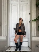 Campera bomber marrón de cuero sintético con cierre frontal y puños elastizados.