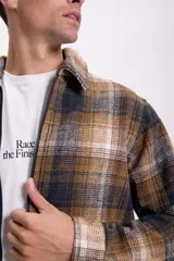 Sobrecamisa a cuadros color tostado con cierre frontal y cuello camisero.