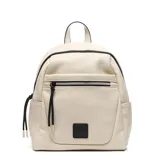 Mochila pequeña de cuero sintético color crudo, con cierre superior y múltiples bolsillos: dos externos con cierre, uno con broche imantado y dos laterales abiertos. Tiene asa superior y correas ajustables.