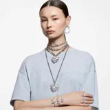 Anillo de Swarovski con hilera de piedras blancas talladas en forma rectangular facetada y engarzadas en baño de rodio.