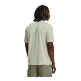 Remera deportiva Under Armour Train Anywhere de hombre, color verde con logo en el pecho.
