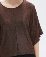 Remera manga corta gris con lurex, de corte holgado y cuello redondo.