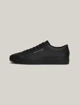 Zapatillas Tommy Hilfiger color negro, de cuero sintético, con cordones y suela plana.