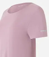 Remera deportiva blanca texturizada, con cuello redondo, manga corta, detalle reflectante y pliegue en la espalda.