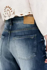 Jean de corte oxford tiro alto, de denim azul con elastano, lavado con localizado y bigotes.