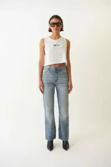 Pantalón de jean celeste, de corte recto, con bolsillos delanteros y traseros.