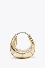 Bolso de mano ovalado color dorado con asa metálica plateada y cierre de cremallera.