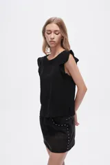 Blusa roja de poliéster con cuello a la base y volados en los hombros.
