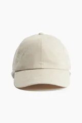 Gorra color crema confeccionada en mezcla de lino y algodón.