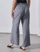 Pantalón ancho de lino, color azul con estampado de flores pequeñas, con pretina ancha en punto smock.