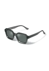 Lentes de sol Eco Shades modelo Romano con montura cuadrada azul traslúcido y lentes grises. Fabricados con acetato biodegradable y lentes de PMMA reciclado.