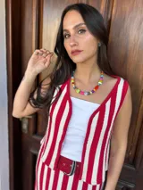 Collar corto con cuentas de colores de diferentes materiales: cristales checos, cuentas de madera y de cerámica. Se cierra con cadena de acero quirúrgico y ganchito para regular el largo.