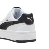 Championes urbanos Puma Court Lally Skye, color blanco con detalles en negro, confeccionados con materiales reciclados y plantilla SoftFoam+. Presentan una base tipo plataforma y cordones. Código: 400368