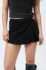 Short pollera de denim celeste con efecto cruzado en el frente, de silueta mini y tiro medio.