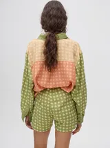 Short boxy de viscosa con estampado de flores, pretina combinada y cordón ajustable. Diseñado en Uruguay.