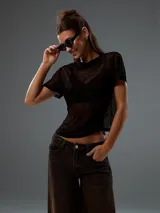 Remera negra de mangas cortas y corte ajustado, confeccionada en tejido de red transparente.