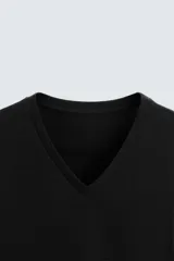 Camiseta negra de algodón con cuello en V y manga corta.