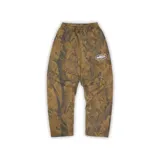 Pantalón de jogging con estampado de camuflaje de bosque, corte holgado y logo estampado en la pierna izquierda.