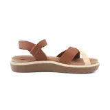 Sandalias de cuero sintético color negro, con tiras cruzadas en el empeine, ajuste con hebilla al tobillo y suela marrón con plataforma.