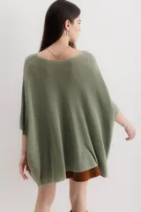 Sweater tejido de punto color crudo, con escote en V, mangas 3/4 y corte holgado.