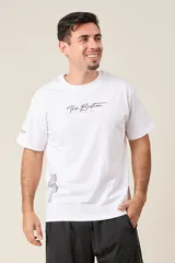 Remera blanca de algodón con estampado frontal que incluye el texto "The Boston Est. 1997" y un texto vertical más largo en el lateral.