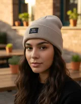 Gorro de lana color beige con logo de la marca en etiqueta cosida.