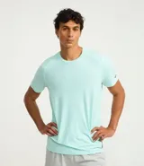 Remera deportiva celeste de poliéster y elastano, con cuello redondo, mangas cortas y tecnología dry fit.