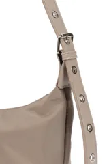 Bandolera negra de poliuretano con correa ajustable y cierre superior. Presenta detalles de ojales metálicos en los laterales de la correa.