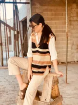 Pantalón slouchy de cuero ovino italiano color nude, corte mom fit con tiro semi alto y tajos inferiores.